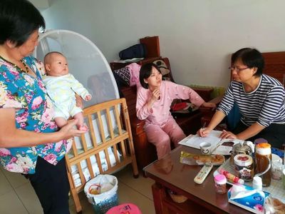 江門市怡康社區 走訪新生兒家庭送關懷 貼心服務暖人心